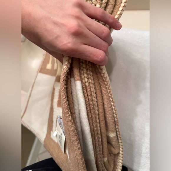 Hermès Avalon Throw Blanket - Camel / Ecru - Wool & Cashmere - Picture 6 of 6